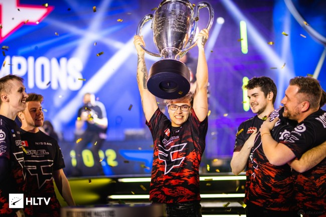 举报者： FunPlus Phoenix 中路选手 Care ，打野想找 naiyou 或 Monki ，上路选手想要 sheer