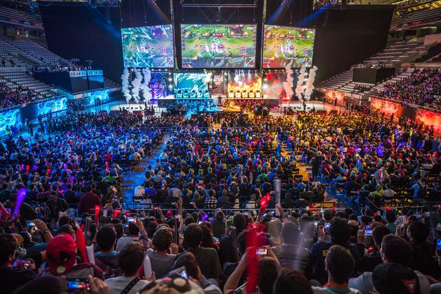 EDG赛后群访 教练：今天打了两把不一样的阵容 但是没发挥好