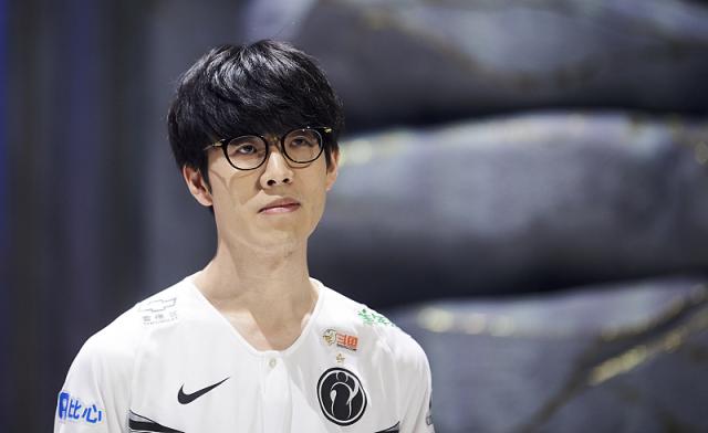 亚索时隔1685天再度在LPL的上单出场