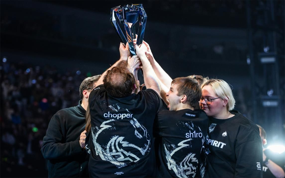 S13决赛主持人裴惠智分享决赛日与T1中野合照及赛后感言